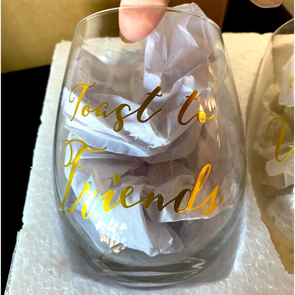 4 decorative stemless wine glasses. NWT